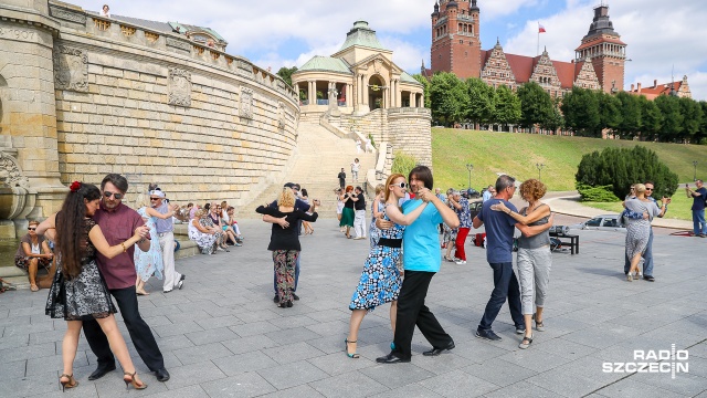 Kilkadziesiąt osób zatańczyło tango na Wałach Chrobrego. Specjalny flashmob odbył się na zakończenie maratonu tego tańca.