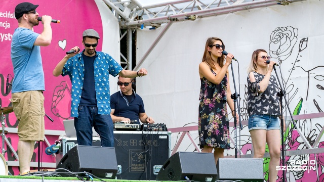 Zespół ze Szczecina zaprezentował się w ramach projektu Różany Ogród Sztuki, dzięki któremu ogród w każdy weekend zmienia się w miejsce spotkań mieszkańców. Tragarze grają muzykę, która łączy hip-hop, funk i reggae.