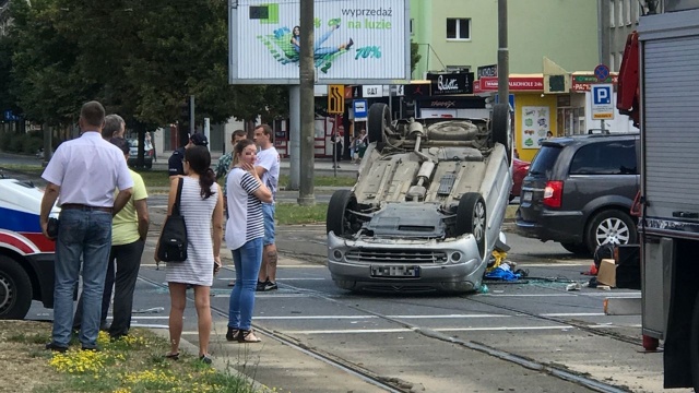 Samochód dachował po tym, jak zderzył się z innym pojazdem na placu Kościuszki w Szczecinie. Pogotowie udziela pomocy kierowcy.