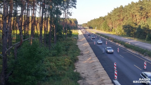 Od rana, jak co weekend, korkują się drogi prowadzące nad morze.