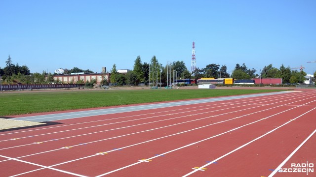 Budowa kołobrzeskiego stadionu lekkoatletycznego dobiega końca. Wykonana została już bieżnia oraz skocznie i rzutnie. Trwają ostatnie prace nad murawą stadionu, a wkrótce powstaną trybuny. Remontu doczekają się też szatnie.