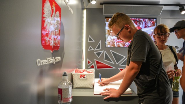 Tłumy przyciąga Mobilne Muzeum Multimedialne, które teraz stanęło w Gryficach. Inicjatywa prezydenta Andrzeja Dudy spotyka się z niezwykle pozytywnym odbiorem.