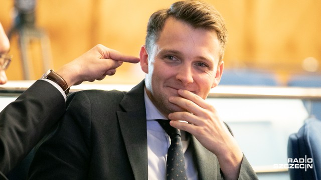 Radny niezrzeszony Wojciech Dorżynkiewicz ma kilkutysięczny dług w Bibliotece Miejskiej w Szczecinie. Jak udało się ustalić Radiu Szczecin, radny z Komisji Kultury wypożyczał książki, których przez wiele lat nie zwrócił. Stąd dług w wysokości ponad 4 tysięcy złotych.