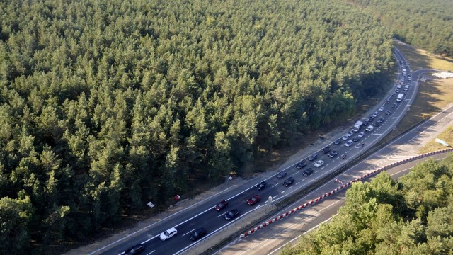 Największe korki we wtorkowe popołudnie są na drodze w kierunku Świnoujścia. Przed karsiborską przeprawą kierowcy czekają na podpływające promy nawet dwie godziny, bo kolejka sięga trzech kilometrów. Nieco krócej trzeba czekać opuszczając Wyspę Uznam.