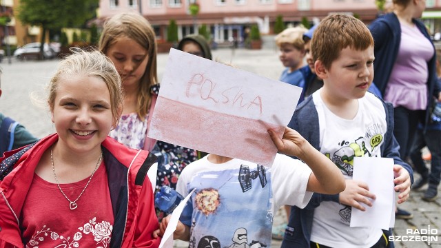 Laurki z biało-czerwoną flagą, symbolem Polski Walczącej oraz barwami narodowymi rozdawały we wtorek dzieci w centrum Stargardu. Okolicznościowe kartki powstały podczas warsztatów na letnich półkoloniach organizowanych przez stargardzki Młodzieżowy Dom Kultury.