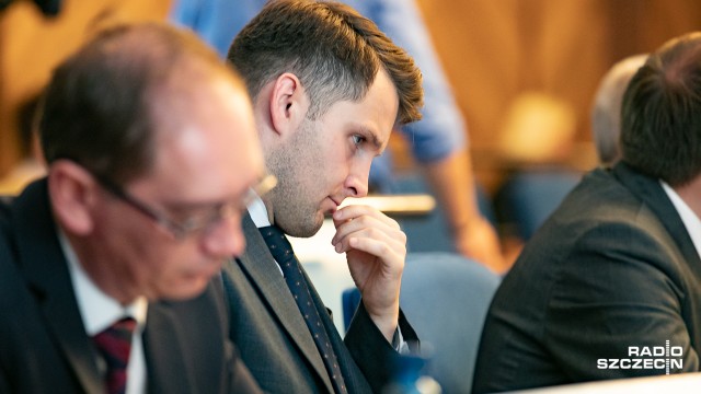Sytuacja naganna i wstyd - to komentarze szczecińskich radnych do ujawnionej przez Radio Szczecin sprawy Wojciecha Dorżynkiewicza. Radny niezrzeszony, który jest członkiem Komisji ds. Kultury rady miasta, ma ponad cztery tysiące złotych długu w Miejskiej Bibliotece Publicznej w Szczecinie.