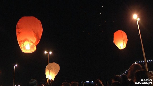Władze Międzyzdrojów apelują do turystów o niepuszczanie tzw. lampionów szczęścia.