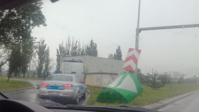 Nawierzchnie dróg są mokre i śliskie. Przekonał się o tym kierowca osobowego Mercedesa.