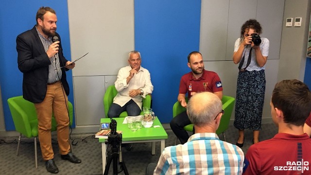 Tłum kibiców Dumy Pomorza odwiedził we środę bibliotekę ProMedia w Szczecinie. Odbyło się tam spotkanie autorskie z twórcami książki 70 niezwykłych historii na 70-lecie Pogoni Szczecin.