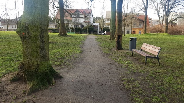 U zbiegu ulic Krakowskiej i Poronińskiej powstaną nowe, utwardzone alejki, ustawione będą ławki, kosze na śmieci, stoły do gry w szachy i chińczyka oraz siłownia pod chmurką.