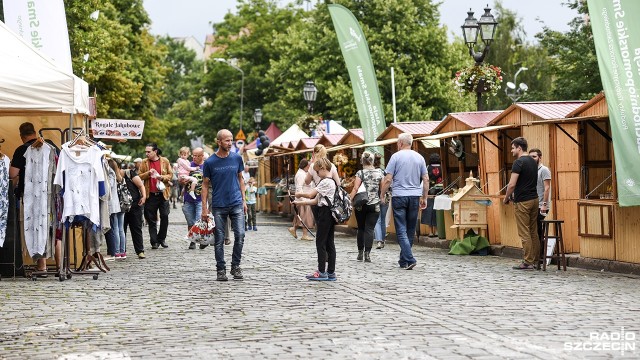 Pamiątki, rękodzieło, kosmetyki i rozmaite przysmaki można znaleźć na stoiskach Jarmarku Jakubowego w Szczecinie. Jubileuszowa, 10. edycja imprezy wystartowała w czwartek. Na placu Katedralnym i placu Orła Białego swoje wyroby prezentuje ponad 200 wystawców z całego kraju.