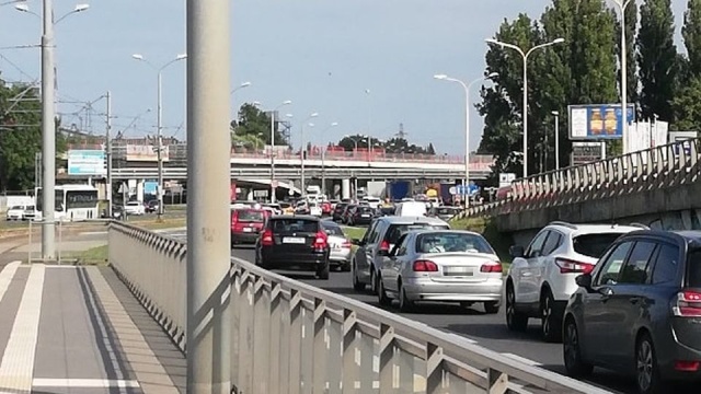 Podróżujący w kierunku centrum kierujący osobowym Renault z nieznanych jeszcze przyczyn na Estakadzie Pomorskiej wypadł z jezdni, przejechał przez torowisko i zatrzymał się na pasie ruchu w kierunku wyjazdu z miasta. Nikomu nic się nie stało, ale utworzyły się spore korki.