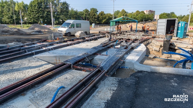 Zaczęli od wycinki drzew w lutym. Nie minęło pół roku, a na Arkońskiej widać już część torowiska i wyasfaltowanej jezdni. Ułożony jest fragment zielonego chodnika. Przy stadionie Arkonii budowany jest potężny parking.