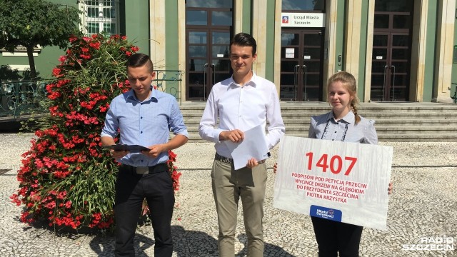 1407 podpisów pod petycją o wstrzymanie planowanej wycinki drzew przy jeziorze Głębokim w Szczecinie zebrali Młodzi Demokraci. Liczba podpisów jest równa liczbie drzew, które miasto chce usunąć pod mający tam powstać w ciągu dwóch lat węzeł przesiadkowy i parking parkride.