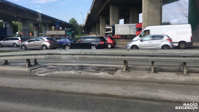 Były pękające szyny, a teraz pęka tam asfalt. Mowa o torowisku na ulicy Energetyków i Gdańskiej w Szczecinie.