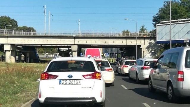 Samochód osobowy potrącił mężczyznę w pobliżu wiaduktu na ulicy 26 Kwietnia w Szczecinie.