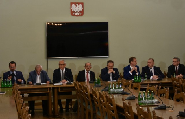 Będzie liczyć 9 osób. Większość w niej będą mieli przedstawiciele Prawa i Sprawiedliwości. Sejm przegłosował powołanie komisji śledczej do spraw wyłudzeń VAT-u.