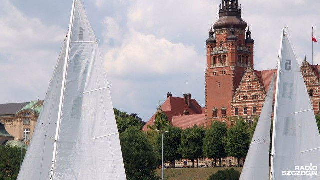 W samo południe w centrum Szczecina rozpocznie się nietypowy mecz u stóp Wałów Chrobrego. Rywalizacja nie będzie jednak toczyć się na boisku, ale na wodzie.