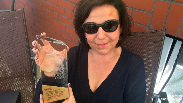 Joanna Kos-Krauze z Laurem Cisowym przyznanym na Lecie z Muzami w Nowogardzie. Laur Cisowy to doroczna nagroda organizatorów trwającego właśnie Festiwalu Filmu Muzyki Malarstwa, przyznawana za wybitne osiągnięcia w reżyserii filmowej.