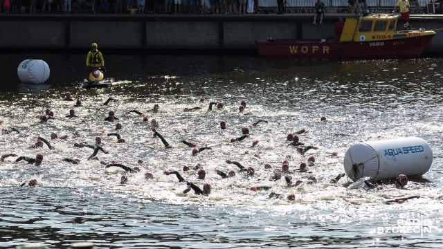 Blisko 700 zawodników wystartowało w niedzielę w piątej edycji Tri Tour Triathlon Szczecin. Będą pływać, jeździć na rowerze i biegać. Kierowcy i pasażerowie komunikacji miejskiej przez cały dzień muszą bardzo uważać.