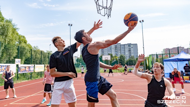 Ponad 70 zawodników rywalizuje na orliku przy ul. Świętoborzyców w Szczecinie. Trwa tam turniej koszykówki Gryf Basket Cup 2018 Niebuszewo Open.