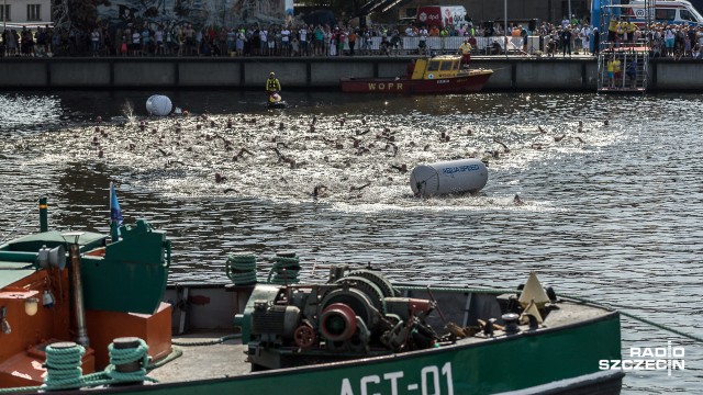 Blisko 700 zawodników wystartowało w niedzielę w triathlonie w Szczecinie. Rywalizowali wpław, na rowerze i w biegu, na trzech dystansach: sprinterskim, średnim oraz połówce Ironmana. We wszystkich kategoriach najlepsi okazali się szczecinianie.