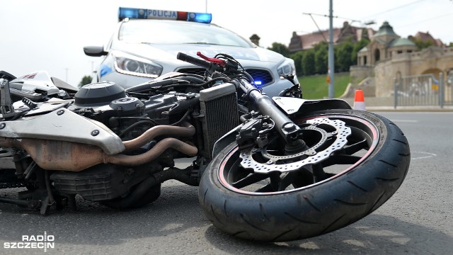 Przewrócony motocykl, kierowca leżący na jezdni, porozrzucane części pojazdu oraz radiowóz - tak wyglądał plan zdjęciowy do policyjnej kampanii z udziałem motocyklistów: Nie bądź pierwszy po tamtej stronie. Kieruj się życiem. W jej ramach powstaną plakaty, które zawisną m.in. w szkołach nauki jazdy i na stacjach benzynowych. Autorami plakatu są Łukasz Szełemej i Łukasz Rabikowski z Radia Szczecin.