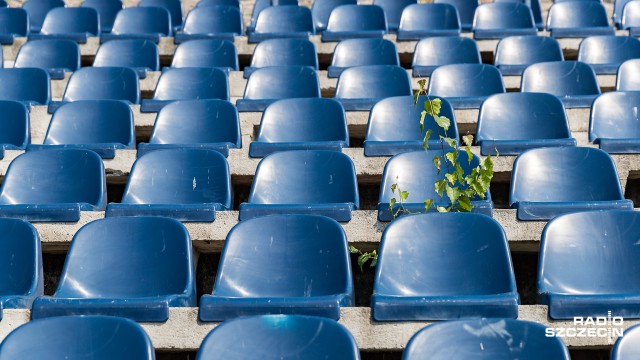 Wyrastające spomiędzy krzesełek chwasty i zarośnięte wejścia na stadion - tak tydzień przed pierwszym w tym sezonie meczem Lotto Ekstraklasy w Szczecinie wygląda stadion przy Twardowskiego, na którym grają piłkarze Pogoni.