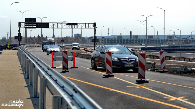 Prawy pas jezdni na remontowanej Trasie Zamkowej w kierunku centrum Szczecina zamknięty. Z tego powodu w poniedziałek przed południem zakorkował się wjazd do miasta ulicą Gdańską. Zator sięgał Basenu Górniczego.