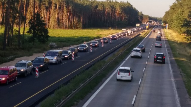 Kiedy znad morza wrócimy nie w korkach Remontowanym odcinkiem autostrady A6 przejeżdżamy wprawdzie po asfalcie, ale na części trasy tylko jednym pasem. Przy dużym ruchu to wystarczy, aby tworzyły się zatory.