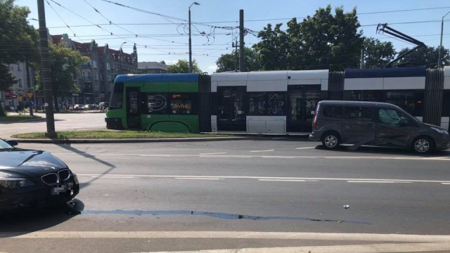 Tuż przed godziną 12 na placu Kościuszki w Szczecinie zderzyły się dwa samochody osobowe.