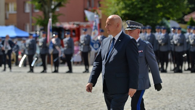 Minister spraw wewnętrznych i administracji Joachim Brudziński podkreślił, że spór polityczny jest czymś naturalnym dla każdej demokracji, ale nigdy nie powinien przekładać się na bezpieczeństwo zwykłych obywateli czy też funkcjonariusz policji i innych służb.