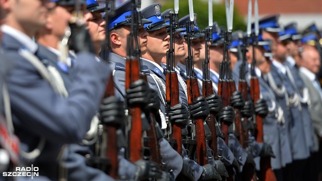 Polska policja ma wiele wartości, ale największą są ludzie, którzy w niej służą - tak mówił w środę w Stargardzie Komendant Główny Policji. Jarosław Szymczyk wziął tam udział w uroczystościach z okazji 99. rocznicy powstania Policji Państwowej.