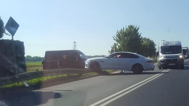 Przed godziną 10 na wyjeździe z Przecławia w kierunku Kołbaskowa doszło do zderzenia samochodu dostawczego z osobówką.