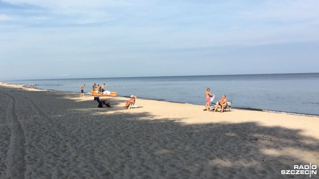 Można się już kąpać na plaży w Międzyzdrojach, ale tylko na kąpielisku wschód - informuje sanepid z Kamienia Pomorskiego. Kąpielisko zachód nadal jest zamknięte.