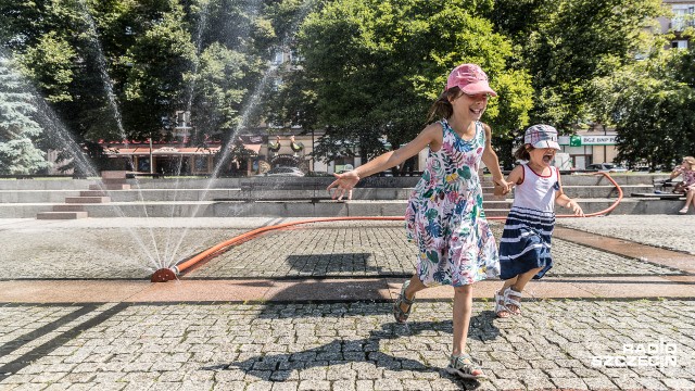 Podczas upałów Zakład Wodociągów i Kanalizacji codziennie na ulicach Szczecina ustawia wodne kurtyny.