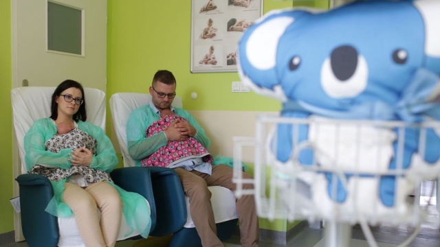 EMOstrefa to specjalne miejsce do budowania bliskości między noworodkiem a rodzicami. Dwa fotele do kangurowania stanęły w szpitalu w Zdrojach. Będą mogli skorzystać z nich wszyscy rodzice, szczególnie wcześniaków z mnogich ciąż.