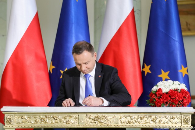 Prezydent Andrzej Duda podpisał nowelizację ustawy o ustroju sądów powszechnych. Jednocześnie Kancelaria Prezydenta wyjaśniła wątpliwości związane z artykułem 22 ustępem 2 ustawy. Chodzi o przepis dający osobom biorącym udział w konkursie na sędziego Sądu Najwyższego możliwość uzupełnienia dokumentów w ciągu siedmiu dni. W tej sprawie ustawa odsyła do nieistniejącego artykułu 31 paragraf 2.