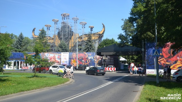Sunrise Festival rozpocznie się w piątek w Kołobrzegu. Do miasta na imprezę z muzyką klubową przyjedzie kilkanaście tysięcy osób. Już w czwartek w okolicach terenu festiwalu są utrudnienia w ruchu. Zamknięta została ulica Fredry na odcinku przy amfiteatrze.