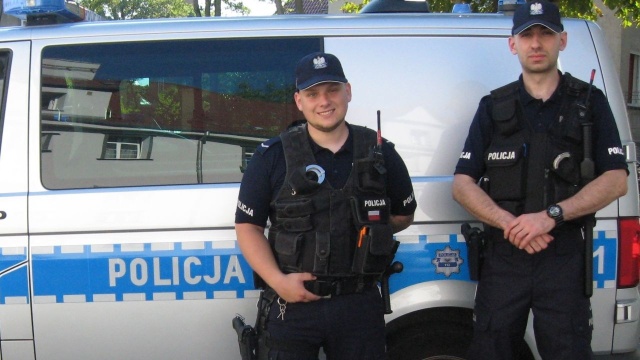 Szczekający na balkonie pies zaalarmował sąsiadów - dzięki temu udało się uratować 91-latkę ze Świnoujścia. Do zdarzenia doszło w jednym z mieszkań w bloku przy ul. Grunwaldzkiej.
