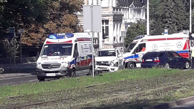 Dwa samochody osobowe zderzyły się na skrzyżowaniu ulic Wojska Polskiego i Królowej Korony Polskiej w Szczecinie.