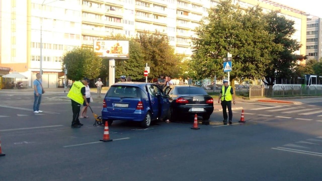 Jedna osoba trafiła do szpitala po wypadku, do którego doszło na ulicy Wyzwolenia na wysokości Centrum Handlowego Fala w centrum Szczecina.