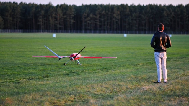 Leśnicy uczą się jak przy pomocy dronów wykrywać pożary, zapobiegać kłusownictwu oraz kradzieżom.
