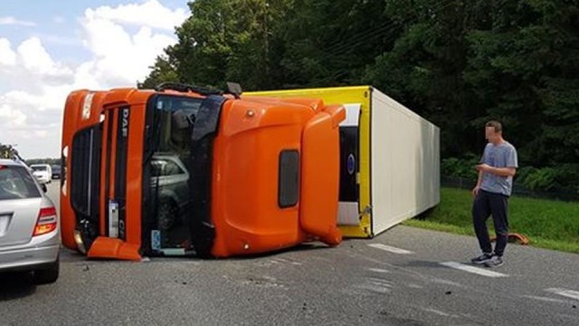 TIR przewrócił się na krajowej szóstce przed Redestowem w kierunku na Nowogard.
