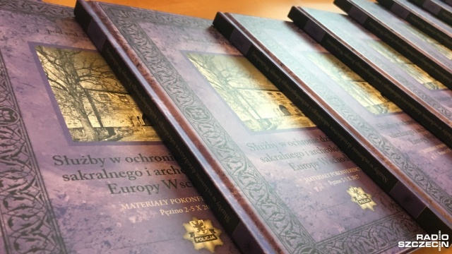 Każdy kto chciałby poszukać skarbów w ziemi wykrywaczem do metalu, musi mieć świadomość, że to dziś nie tylko wykroczenie, ale przestępstwo. Jednak kiedy zgłosi się z takim pomysłem do właściciela terenu oraz Wojewódzkiego Konserwatora Zabytków i uzyska ich zgodę, będzie działał legalnie. Takich zawiłości prawnych związanych z ochroną zabytków jest znacznie więcej, ale najważniejsze z nich można znaleźć w najnowszej książce wydanej przez szczecińską Policję Służby w ochronie zabytków.