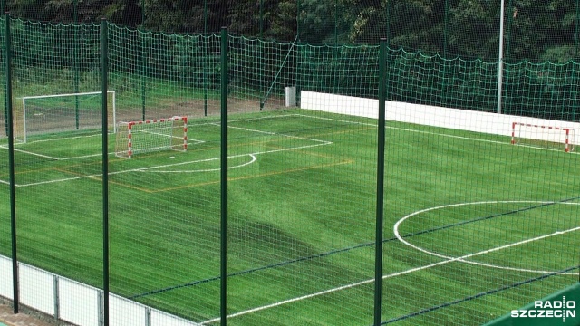Młodzi piłkarze Chemika Police doczekali się nowego boiska treningowego. Powstało na byłych kortach łuczniczych stadionu przy ulicy Siedleckiej.