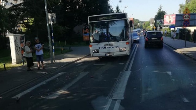 W pobliżu skrzyżowania ulicy Batalionów Chłopskich z Żołędziową w pobliżu ronda w Zdrojach autobus zderzył się z samochodem osobowym.
