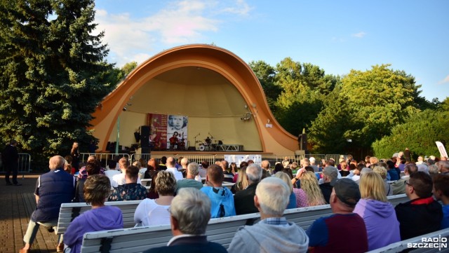 W Świnoujściu trwa Grechuta Festival. To impreza poświęcona zmarłemu przed 12 laty piosenkarzowi, poecie i kompozytorowi Markowi Grechucie. We wtorek 13 finalistów festiwalu, wybranych z ponad 100 zgłoszonych osób, zaśpiewa własne wersje znanych utworów artysty.