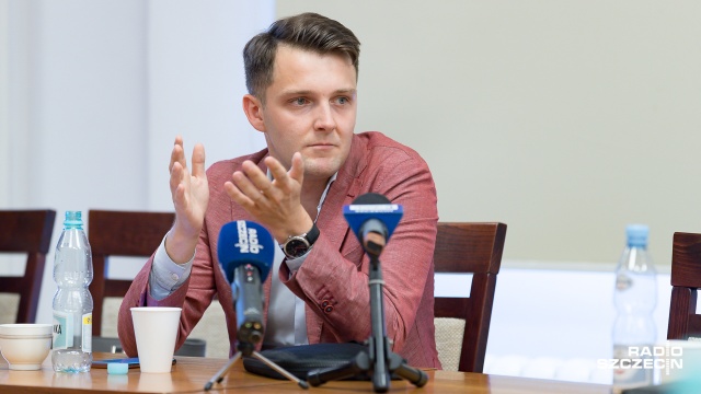 Radny Wojciech Dorżynkiewicz jest wśród 30 najbardziej zadłużonych czytelników Miejskiej Biblioteki Publicznej w Szczecinie. Takie są oficjalne ustalenia Komisji Kultury Rady Miejskiej.