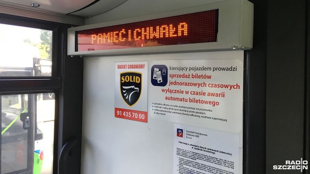 Pamięć i Chwała Bohaterom - taki napis mogą zobaczyć w środę podróżujący komunikacją miejską w Szczecinie.